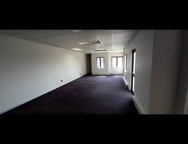 370M² OFFICE TO LET IN LYME PARK